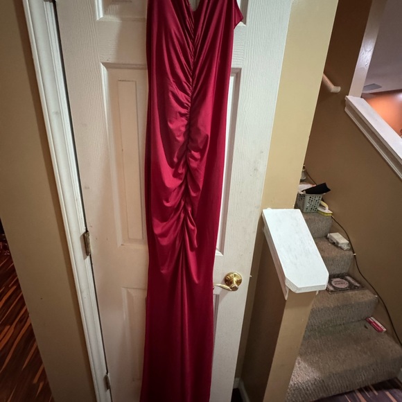 Elegant Green Evening Gown - Picture 2 of 5